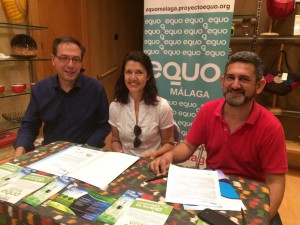 Francisco Soler, Carmen Molina y José Rubiño, durante la firma.